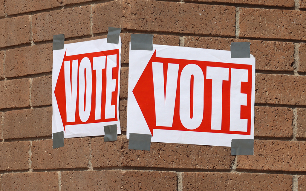 Signs on the Devonshire Senior Center in Phoenix point voters toward where to cast their ballots. Photo taken March 14, 2023. (Photo by Gianna Abdallah/ Cronkite News)