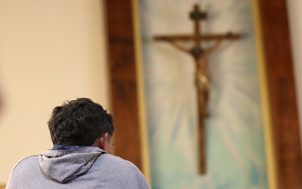 Un migrante espera a ser registrado para una consulta médica en la clínica de El Paso, Texas el día 30 de marzo de 2023. (Foto por Paula Soria/Cronkite Noticias)