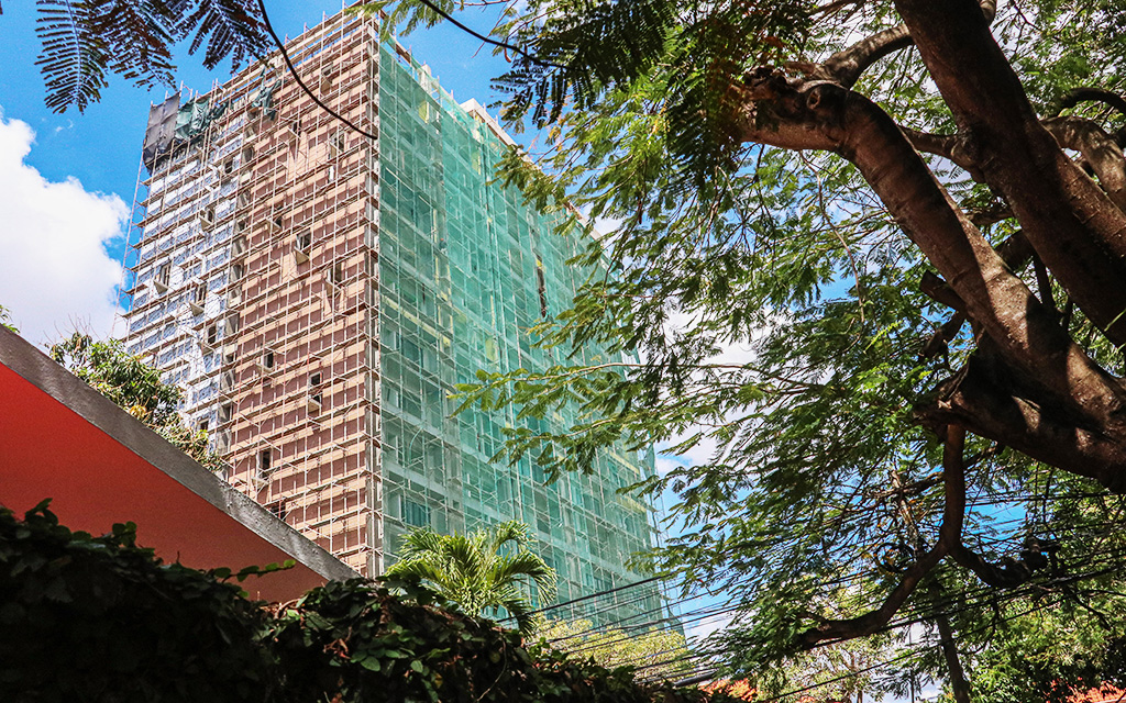New construction abounds in the capital city of Santo Domingo in the Dominican Republic. Here, a skyscraper is under construction on March 6, 2023. (Photo by TJ L’Heureux/Cronkite Borderlands Project)