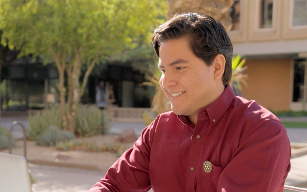 Iván Quintana, es uno de los graduados de ASU que cuenta su historia de perseverancia y superación en el nuevo filme “The College Tour en Español”. Quintana obtuvo una licenciatura en justicia criminal, servicios públicos y leyes, en mayo de 2022. (Foto cortesía ASU)