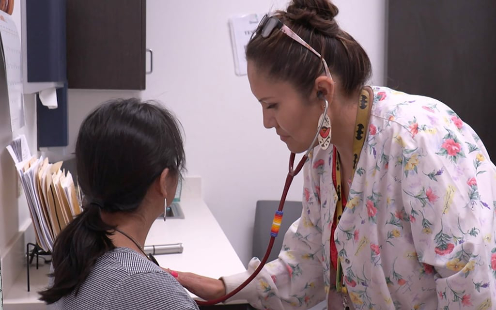 A seis meses de la 'desvinculación' de los beneficios de Medicaid, una reducción de la cobertura que se amplió durante la pandemia, el Sistema de Contención de Costos de Atención Médica de Arizona (AHCCCS) continúa alentando a los beneficiarios a responder a las solicitudes de información personal actualizada para que puedan mantener la cobertura si son elegibles. Aquí, una enfermera realiza una revisión en el Centro de Bienestar Patina en Phoenix en esta foto de archivo de 2019. (Foto de archivo de Ricky Cornish/Cronkite Noticias)