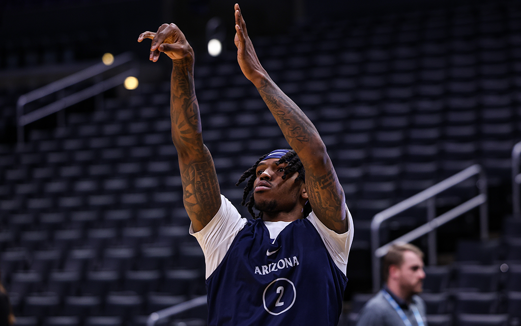 Caleb Love, the senior guard for Arizona, who is shooting 30% from the 3-point line throughout the tournament, begins practice by shooting corner threes. (Photo by Bennett Silvyn/Cronkite News)