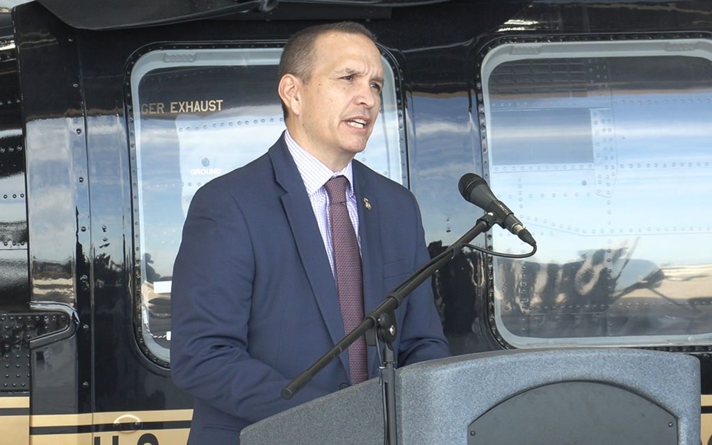Ray Reed, agente especial adjunto a cargo de las Investigaciones de Seguridad Nacional en Arizona, habla durante la conferencia de seguridad para migrantes el 28 de marzo de 2024 en la base militar de Tucson. (Foto de Adriana Gonzalez-Chavez/Cronkite Noticias)