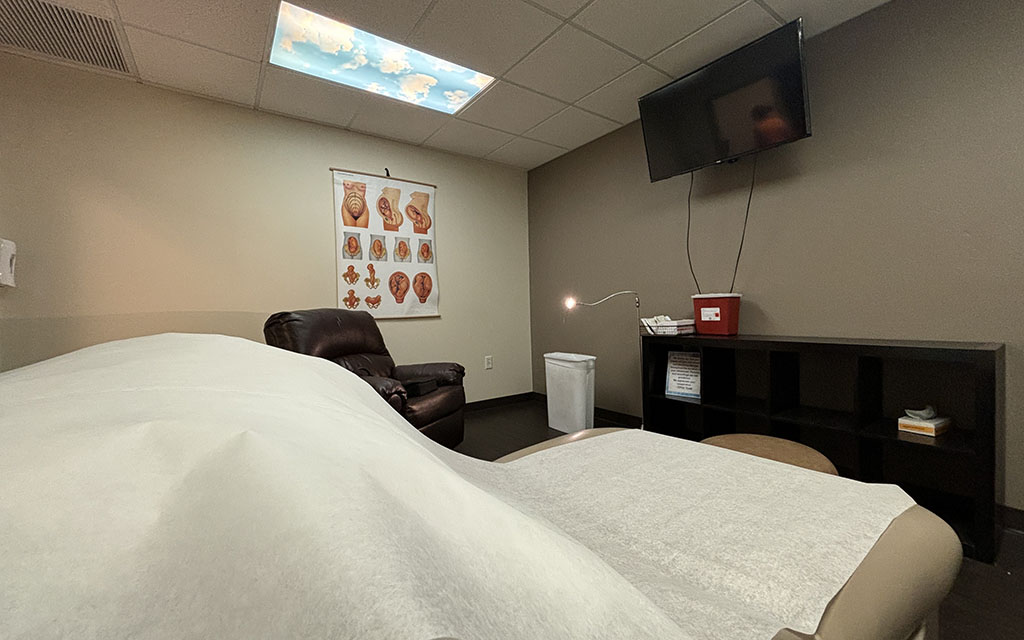 An exam room at Central Phoenix Obstetrics & Gynecology. The practice offers comprehensive women's health care from nutritional counseling to surgery and sexual health. (Photo by Lauren De Young/Cronkite News)