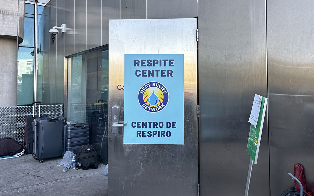 The Burton Barr Central Library respite center stands in the blazing heat, and those seeking relief run to its doors to seek shelter. (Photo by Jalen Woody/Cronkite News)